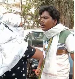 गर्लफ्रेंड को सरप्राइज देना युवक को पड़ा महंगा, बीच सड़क पर ही युवती ने जड़े कई थप्पड़