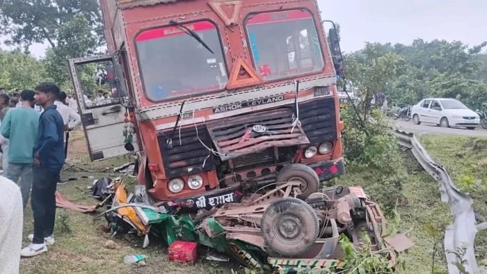 लातेहार:ऑटो- कन्टेनर में आमने सामने की टक्कर, एक ही परिवार के 6 लोगों की मौत 