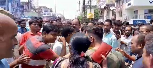 मंदिर परिसर में गंदगी मिलने से आक्रोशित लोगों ने किया टाटा- कांड्रा मुख्य सड़क किया जाम