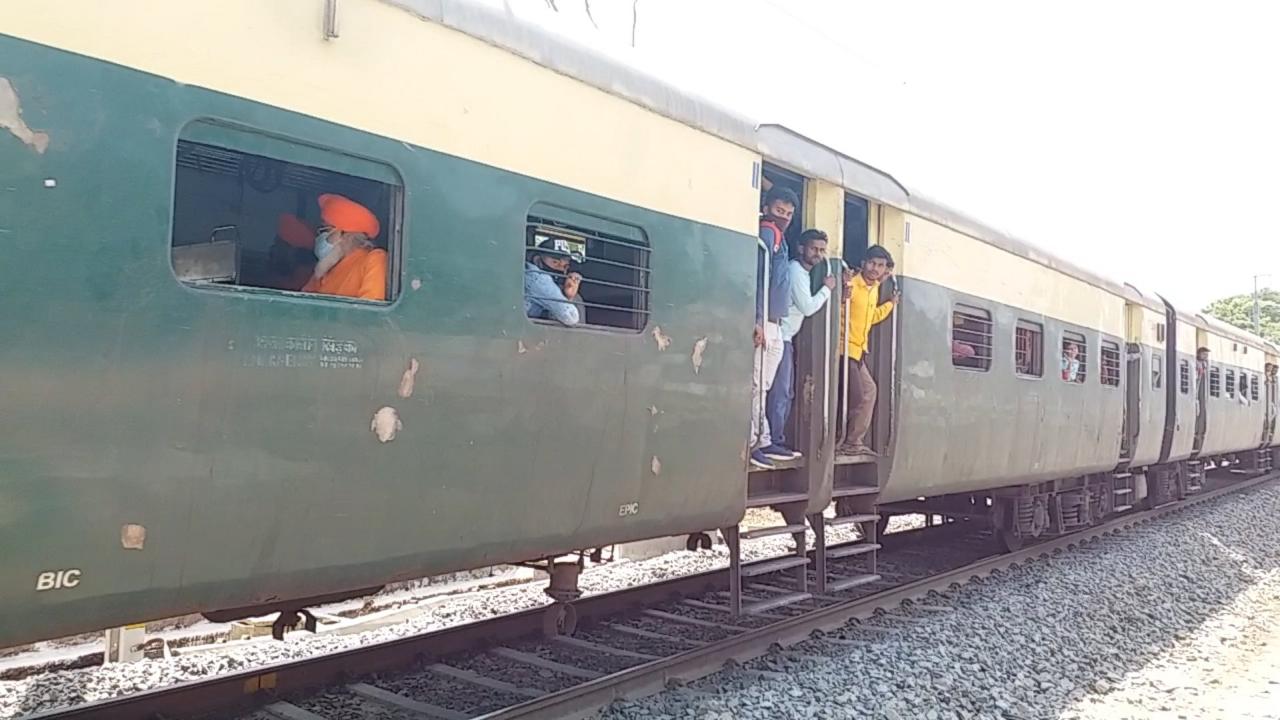 आसनसोल-रांची पैसेंजर का इंजन फेल, दो घंटें खड़ी रही ट्रेन, रेलवे फाटक पर जाम में फंसे रहे राजधानीवासी