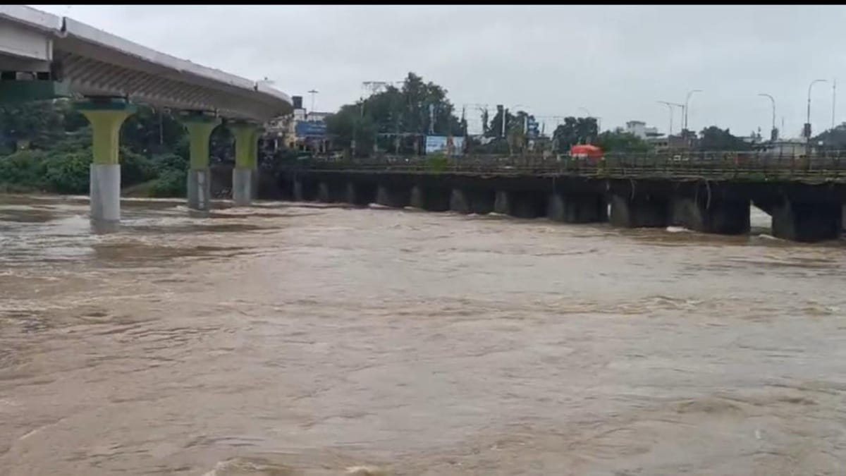 जमशेदपुर में बाढ़ का खतरा ! चांडिल डैम के 9 और व्यांगबील के 6 फाटक खुलने से उफान पर स्वर्णरेखा-खरकई