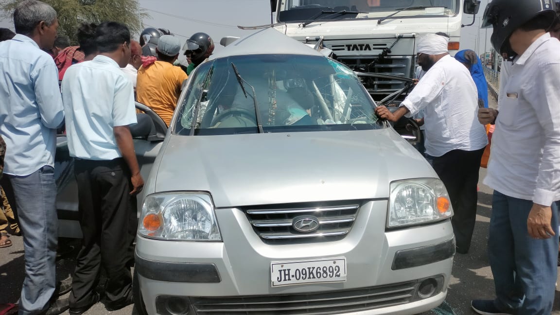 कार में टैंकर ने पीछे से मारी जोरदार टक्कर, एक की मौत, दो घायल