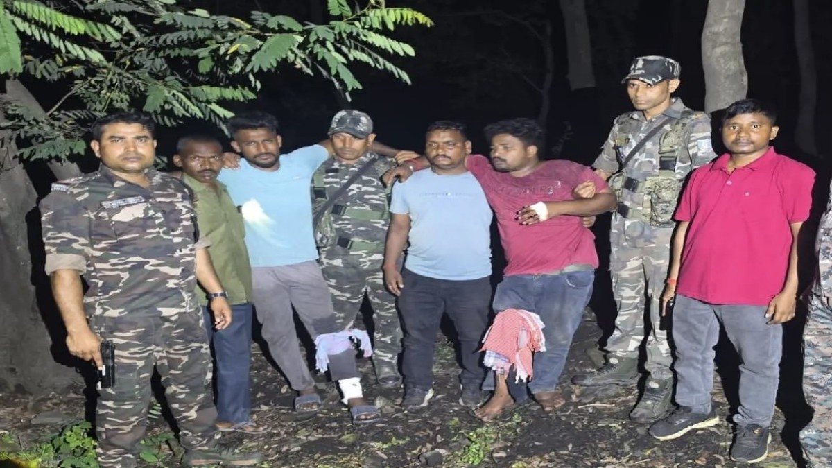 छत से एक के बाद एक कर गिरीं दो लड़कियां, उग्र भीड़ ने वाहनों में लगाई आग