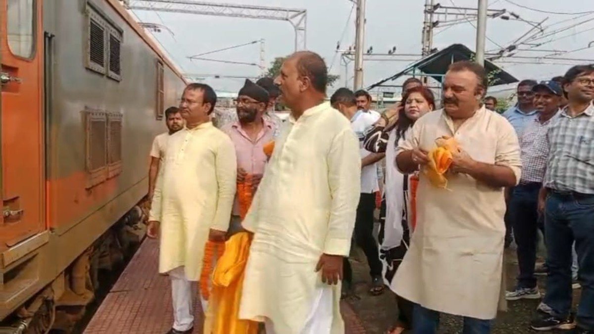 सांसद-मेयर विवाद का बड़ा साइड इफ़ेक्ट: बगैर किसी तामझाम के क्यों रवाना हुई धनबाद-कोयंबटूर अमृत भारत ट्रेन, पढिए