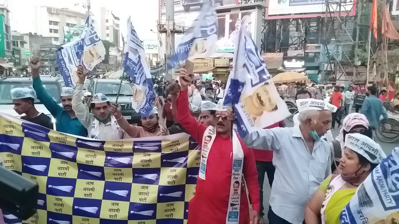 सीएम केजरीवाल के आवास पर हमले के विरोध में आप कार्यकर्ताओं ने गृह मंत्री का जलाया पुतला