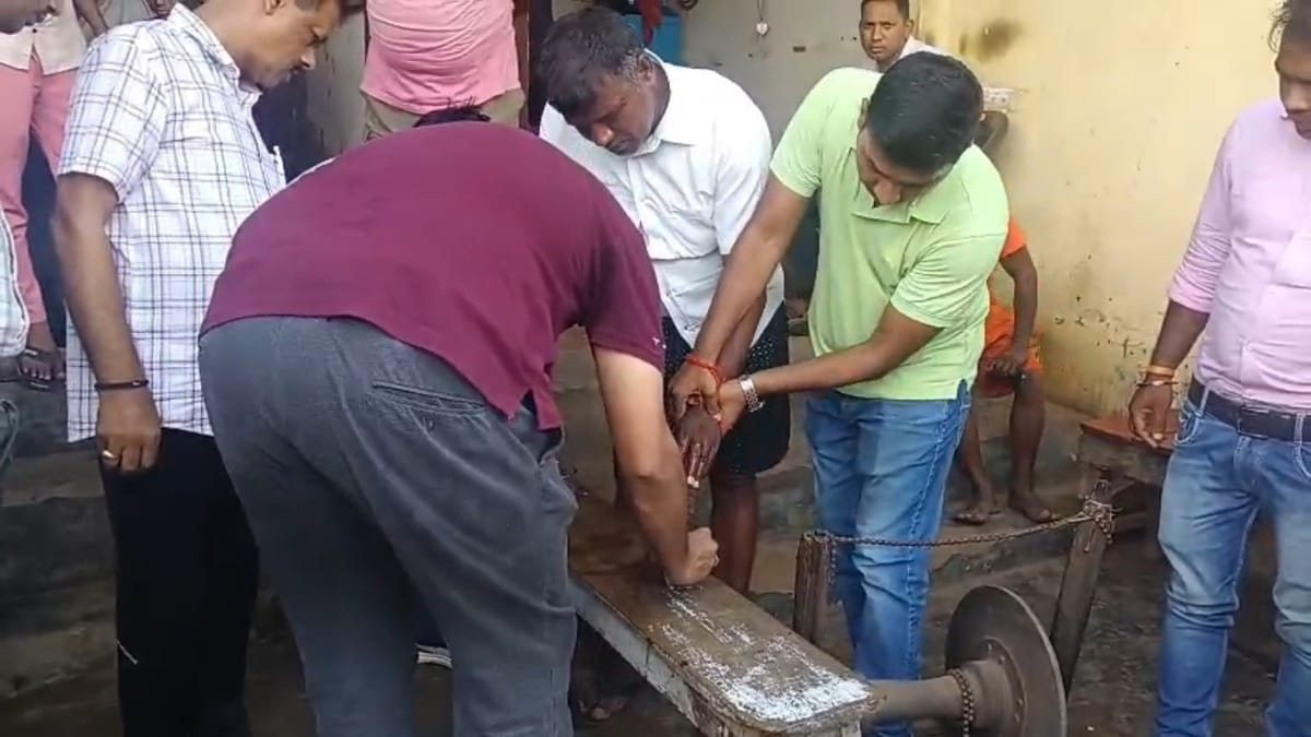 केस खत्म कराने के नाम पर रिश्वत मांग रहे थे दारोगाजी, लेकिन निगरानी विभाग ने रंगेहाथ कर लिया गिरफ्तार   