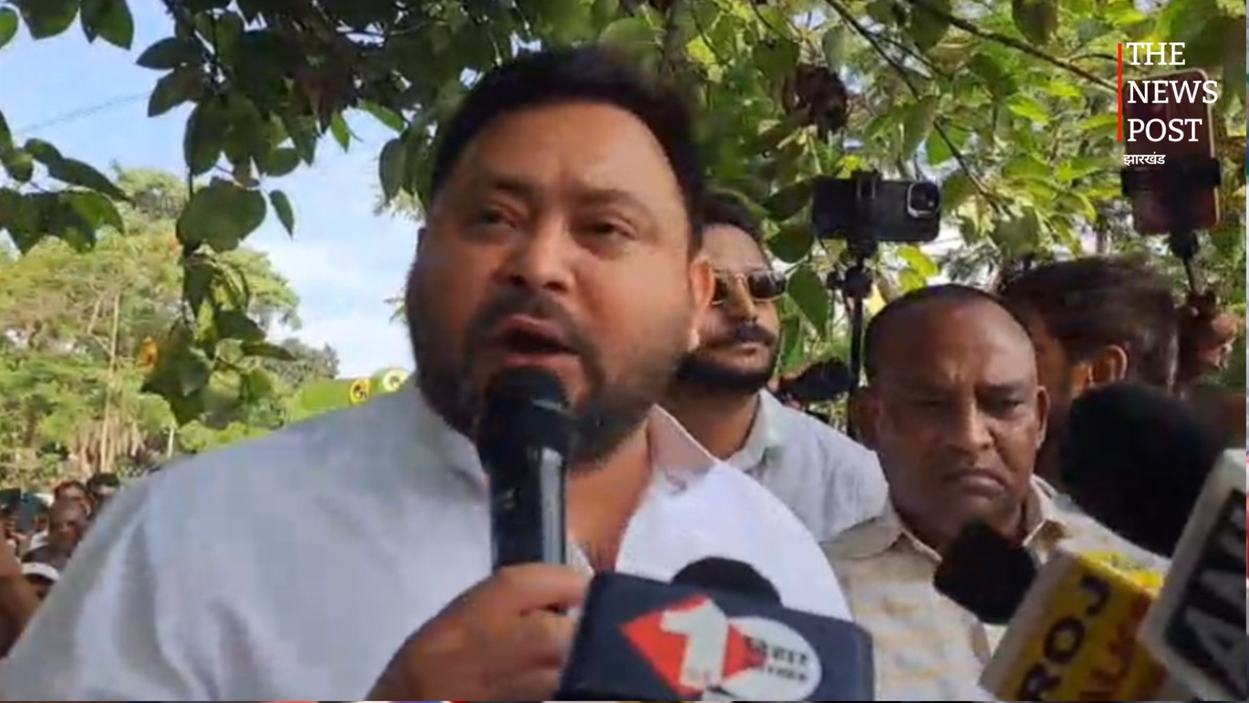 छात्रों के समर्थन में गर्दनीबाग पहुंचे तेजस्वी यादव, अधिकारी की कथित टिप्पणी पर भड़के