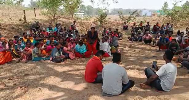 बॉक्साइड अनलोडिंग साइडिंग में मजदूरों ने किया बहिष्कार, लोडिंग कार्य ठप, लाखों का नुकसान