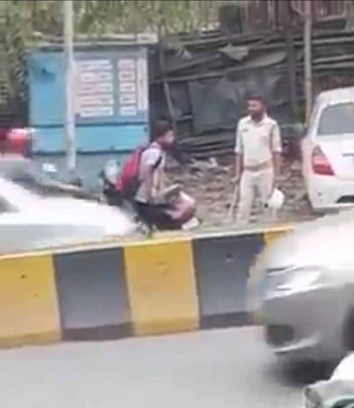 बिना हेलमेट पहने स्कूटी सवार से ट्रैफिक पुलिस जवान ने किस तरह रिश्वत लेकर छोड़ा, देखिए वीडियो