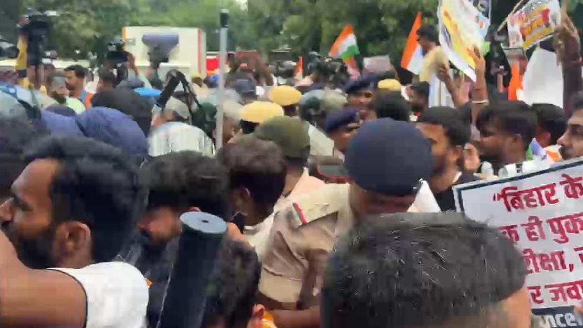 पटना में विरोध के दौरान TRE-4 अभ्यर्थियों ने तोड़ी बैरिकेडिंग, CM आवास की ओर बढ़े छात्र, प्रशासन अलर्ट 