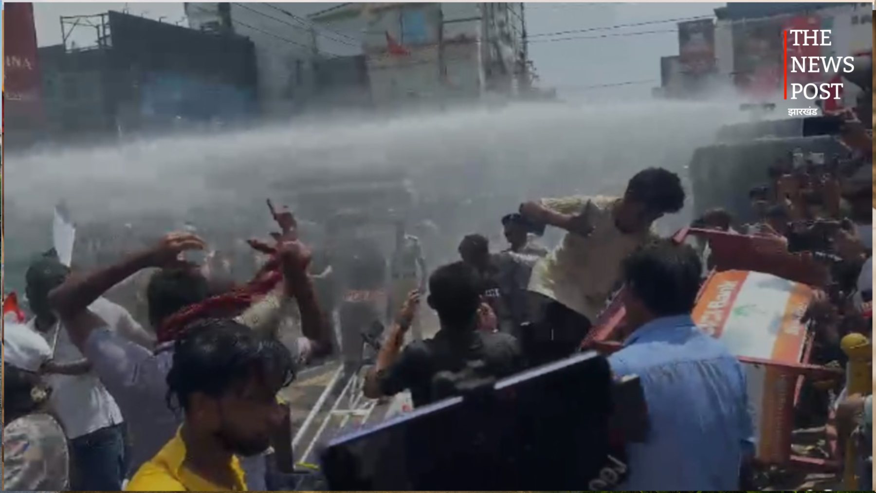 पटना के डाकबंगला चौराहे पर छात्र आंदोलन, पुलिस ने किया वाटर कैनन का इस्तेमाल