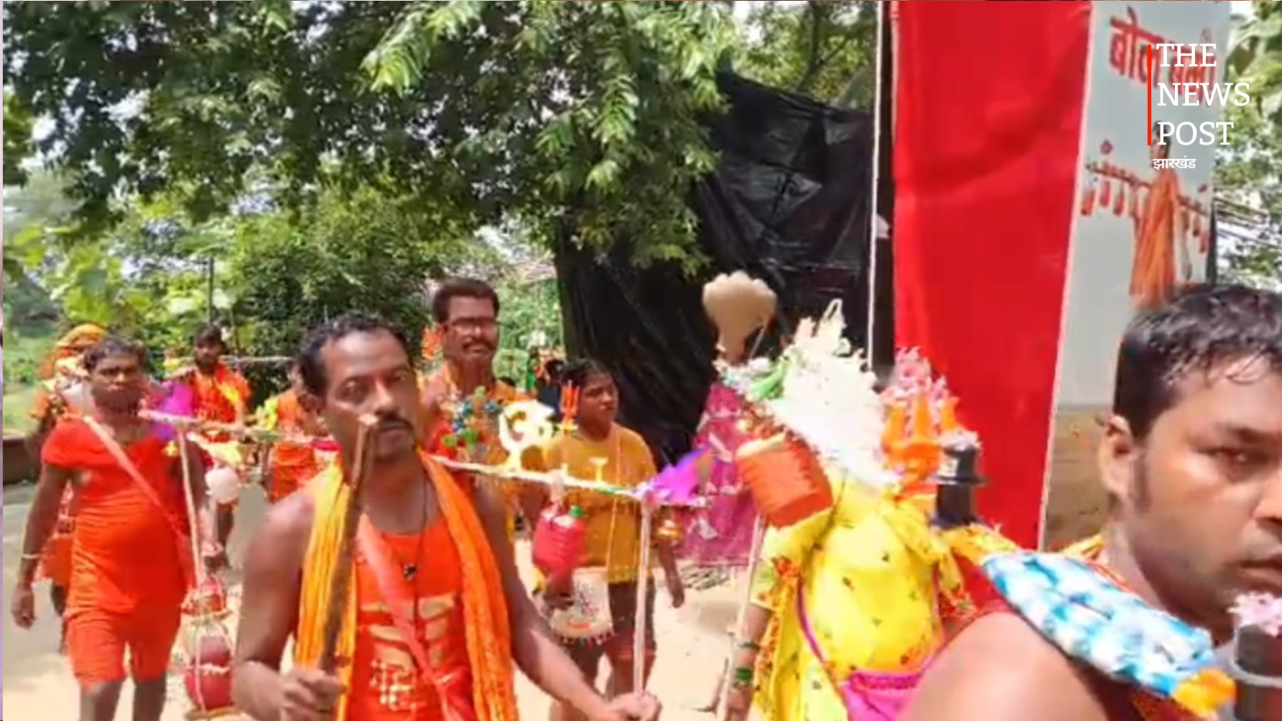 सावन में शिवमय हुआ देवघर, 105 KM की कांवर यात्रा में गूंज रहा ‘बोल बम’