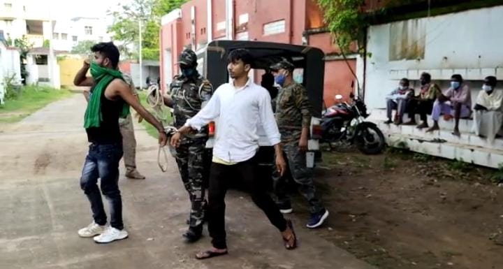 बाल बंदियों को नशीला पदार्थ पहुंचाने वाले दो युवकों को गार्ड ने दबोचा