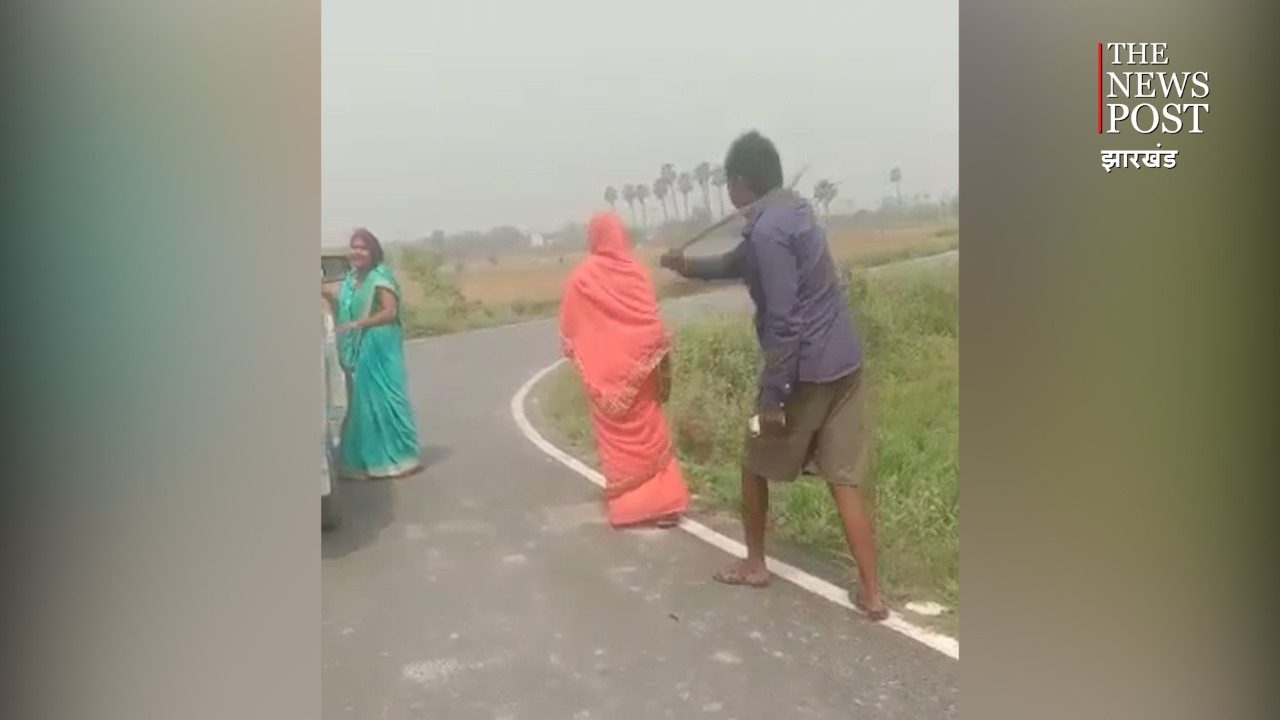 दबंगई :  पंचायत का फरमान नहीं मानने पर दबंगों ने की महिला की पिटाई, देखिए वायरल वीडियो