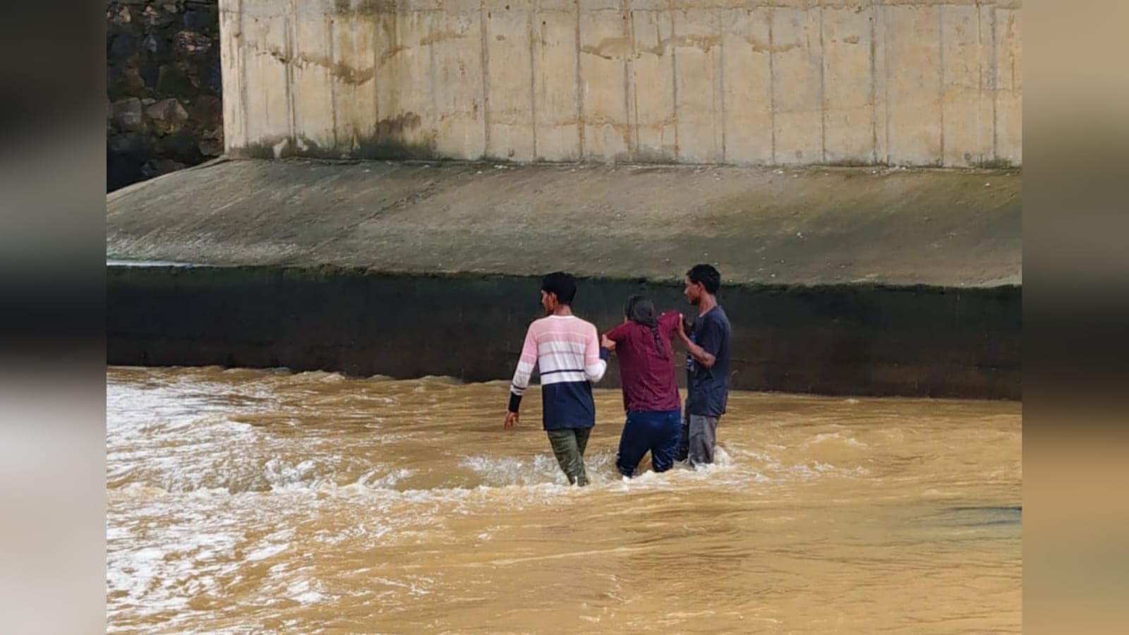 तेनुघाट डैम में आत्महत्या करने के इरादे से उतरी थी नाबालिग, तेज बहाव देख कांपी रूह, जानिए फिर क्या हुआ
