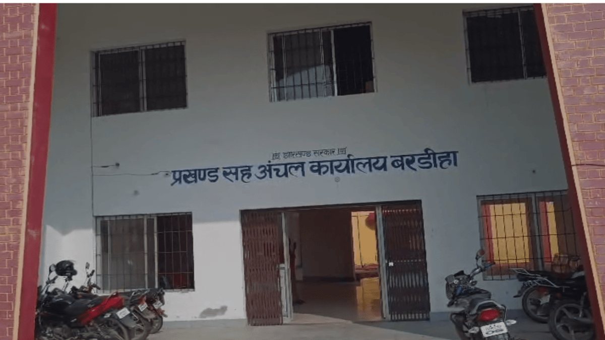 गढ़वा: 5 करोड़ की सड़क 4 महीने में ही हो गई बदहाल, दरारों ने खोली निर्माण की पोल