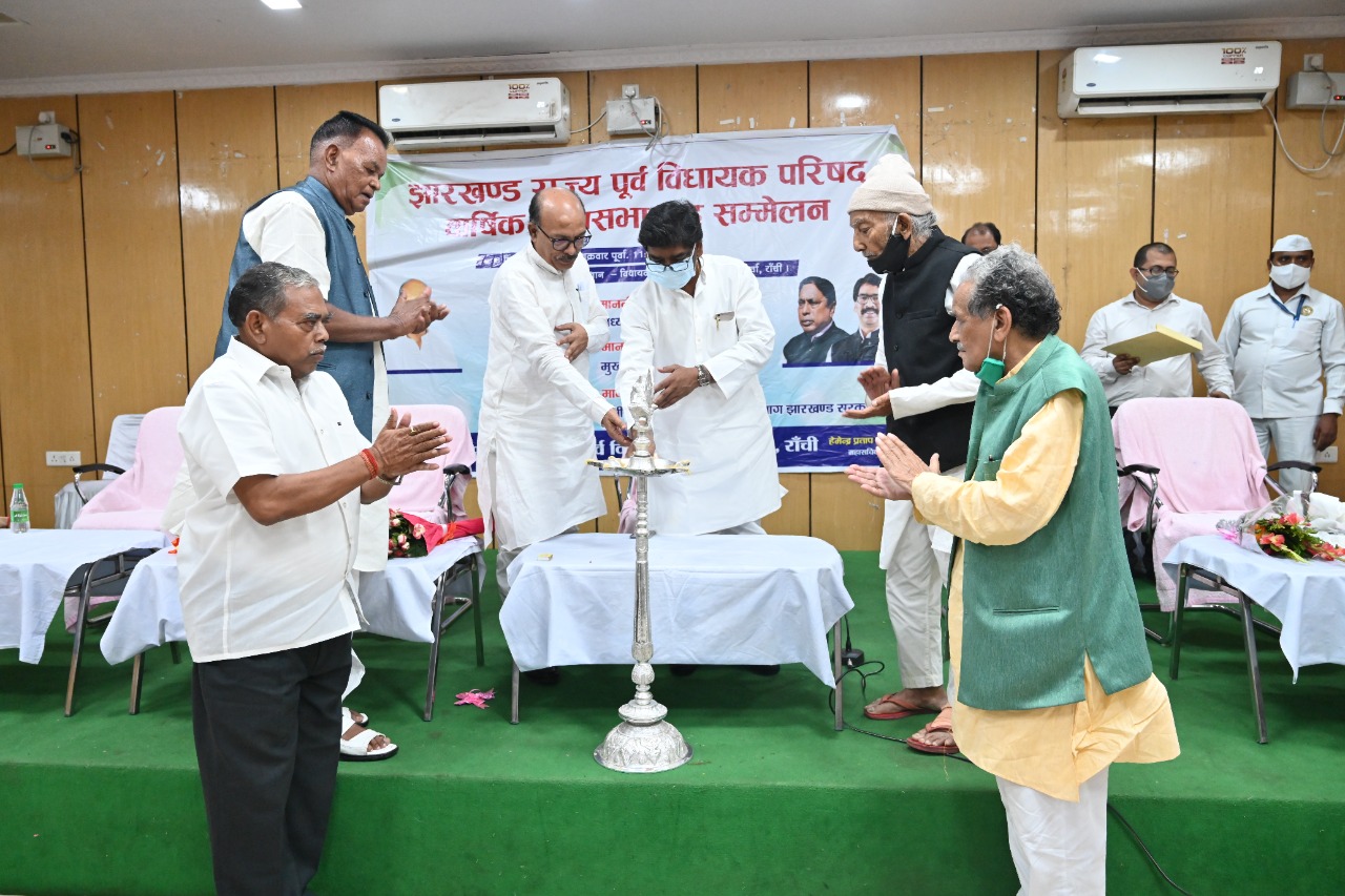 पूर्व विधायक परिषद के वार्षिक सम्मेलन में हुए शामिल मुख्यमंत्री और विधानसभा अध्यक्ष