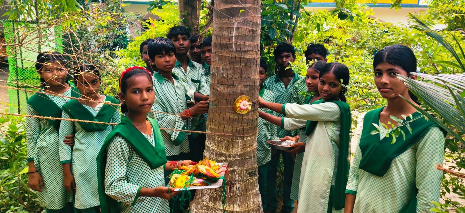 रक्षाबंधन विशेष: छात्रों की अनूठी पहल, पेड़ों को बांधी राखी, लिया प्रकृति की रक्षा का संकल्प