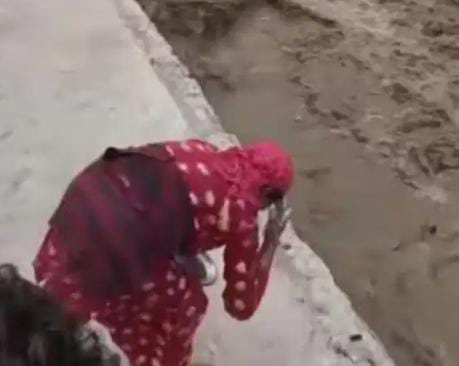 अब थम जाओ मां…नेपाल में तबाही मचाने के बाद भी शांत नहीं हुई उफनाती नदी, तो महिला ने जो कुछ किया देखिये 