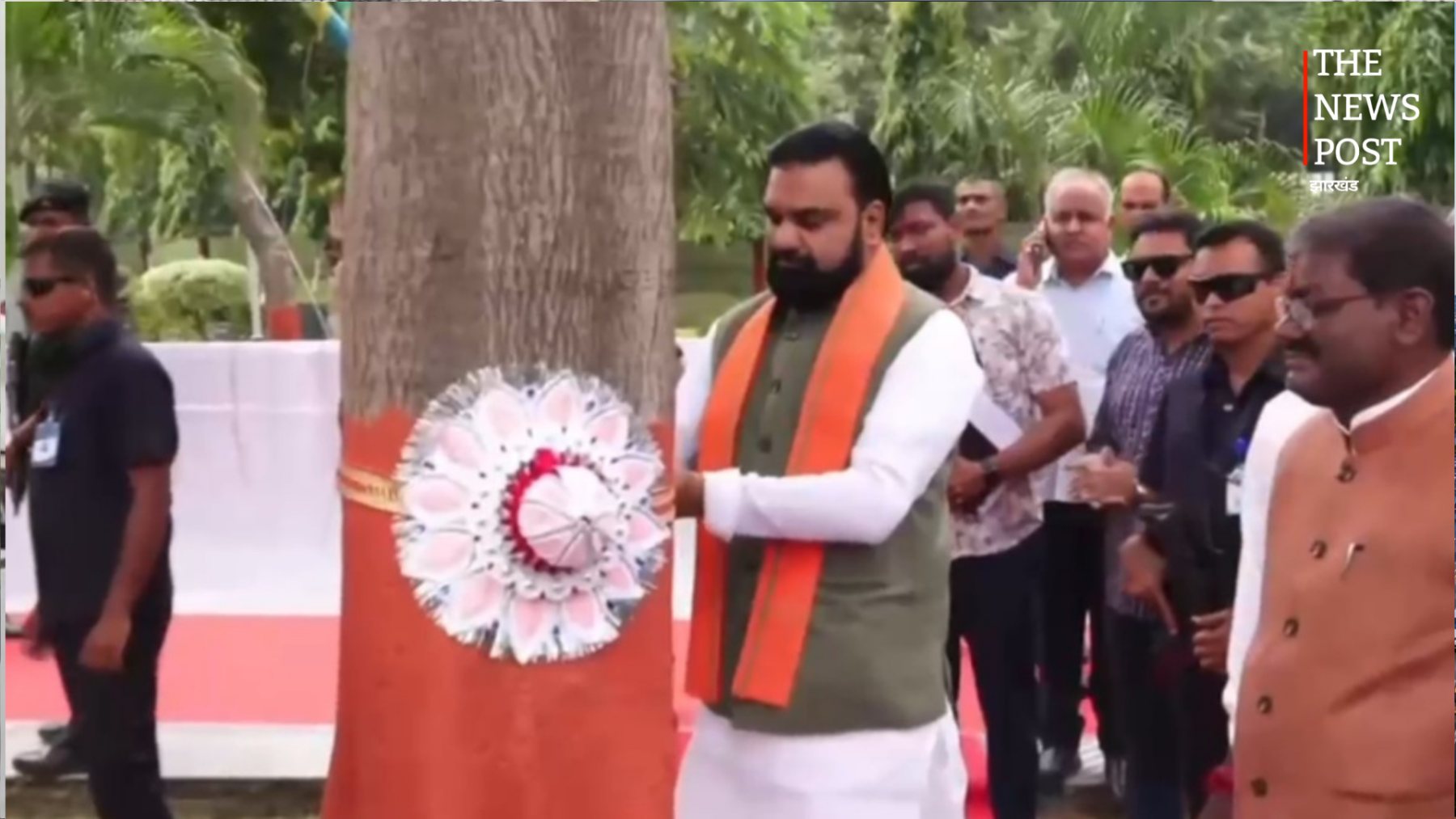 रक्षाबंधन पर पटना में मुख्यमंत्री सम्राट चौधरी ने पेड़ को बांधा रक्षा सूत्र, वृक्ष संरक्षण का दिया संदेश