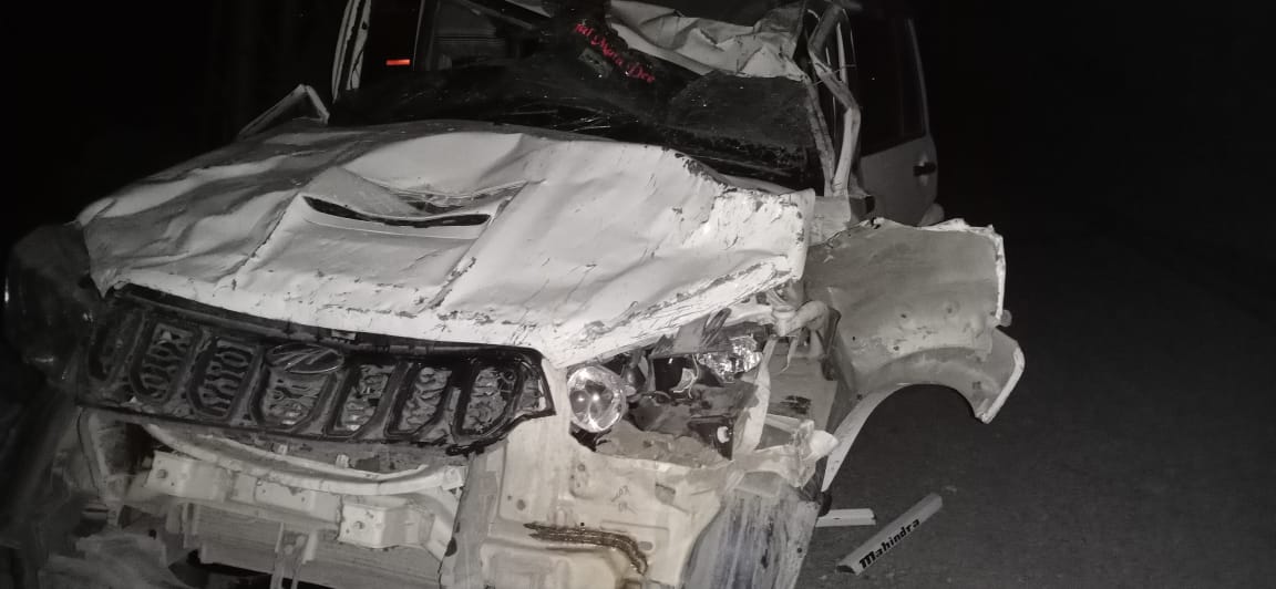 रेल लाइन के पोल से टकराया स्कॉर्पियो, दो घायल