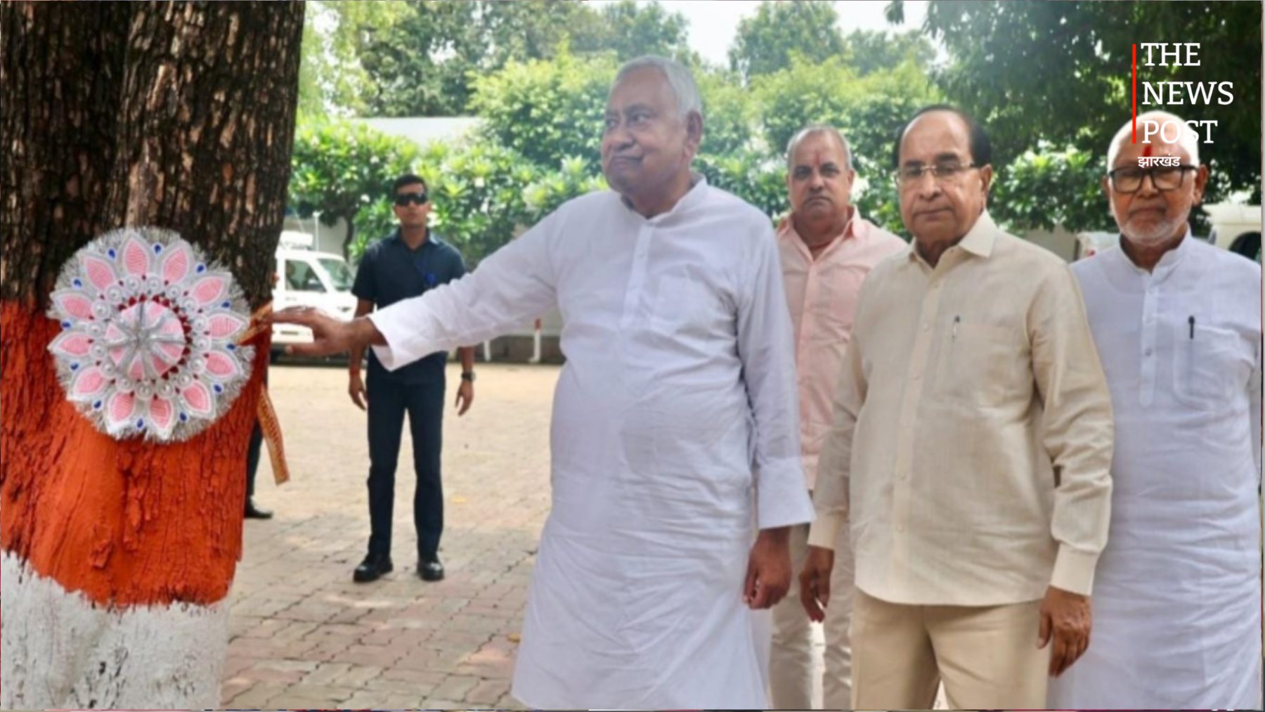 रक्षाबंधन पर नीतीश कुमार ने पेड़ को बांधा रक्षा सूत्र, पर्यावरण संरक्षण का दिया संदेश