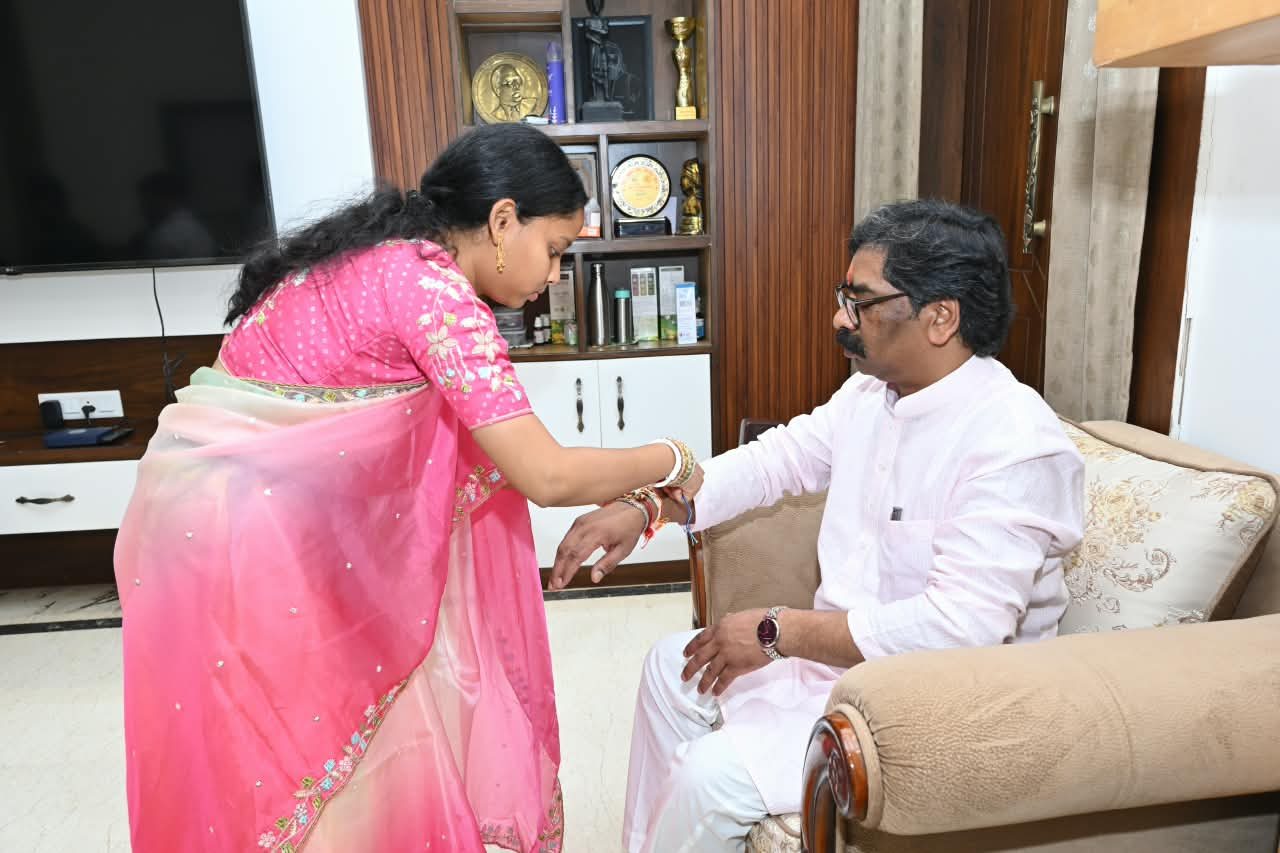 रक्षाबंधन पर भावुक हुआ CM हेमंत सोरेन का परिवार, बहनों ने बांधी राखी और की दीर्घायु की कामना