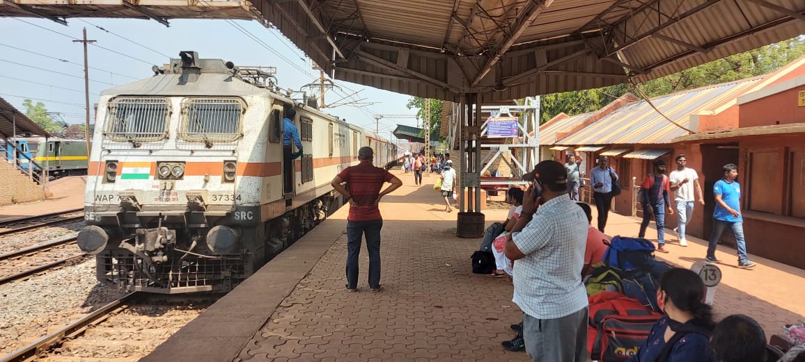 रेलवे की लापरवाही  :  जन-शताब्दी एक्सप्रेस के गैरएसी बोगी में धूल-कण से यात्री को हो रही परेशानी