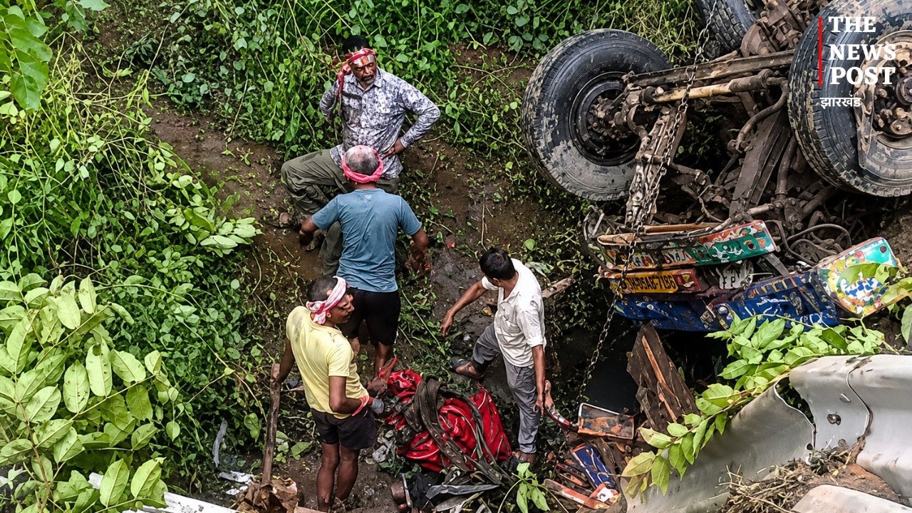 हजारीबाग: दनुआ घाटी में फिर कहर बनी रफ्तार, तीन वाहनों की भिड़ंत के बाद 30 फीट खाई में गिरा ट्रक, चालक-उपचालक की मौत