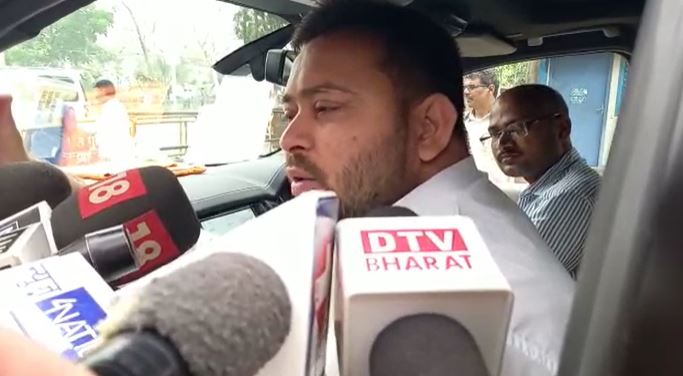 तेजस्वी का तंज : बिहार में सर्कस मॉडल और यूपी में बुलडोजर मॉडल