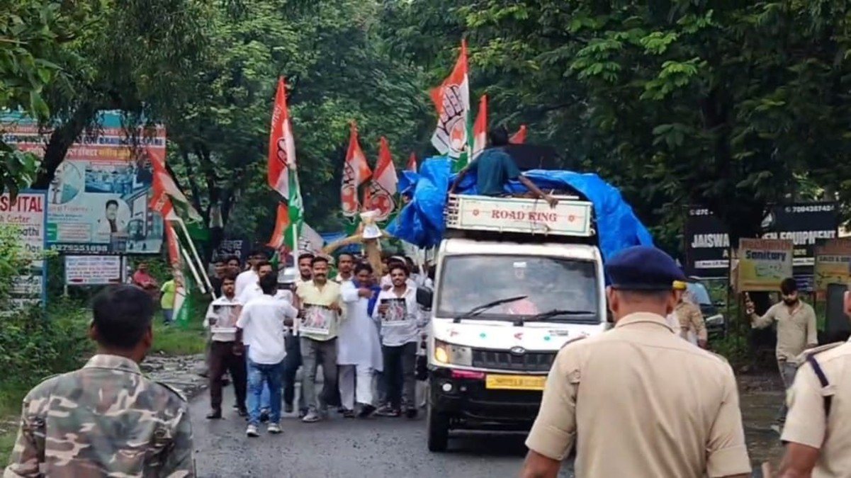 धनबाद में भिड़े BJP और यूथ कांग्रेस के कार्यकर्ता, आखिर किस बात पर आमने-सामने आए दोनों गुट, जानिए