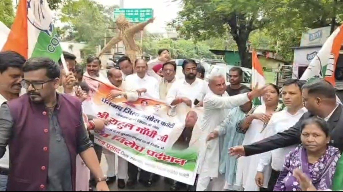 धनबाद में दिनभर BJP-कांग्रेस के बीच तनातनी! क्यों आमने-सामने आए दोनों गुट, पुलिस को करनी पड़ी मशक्कत?