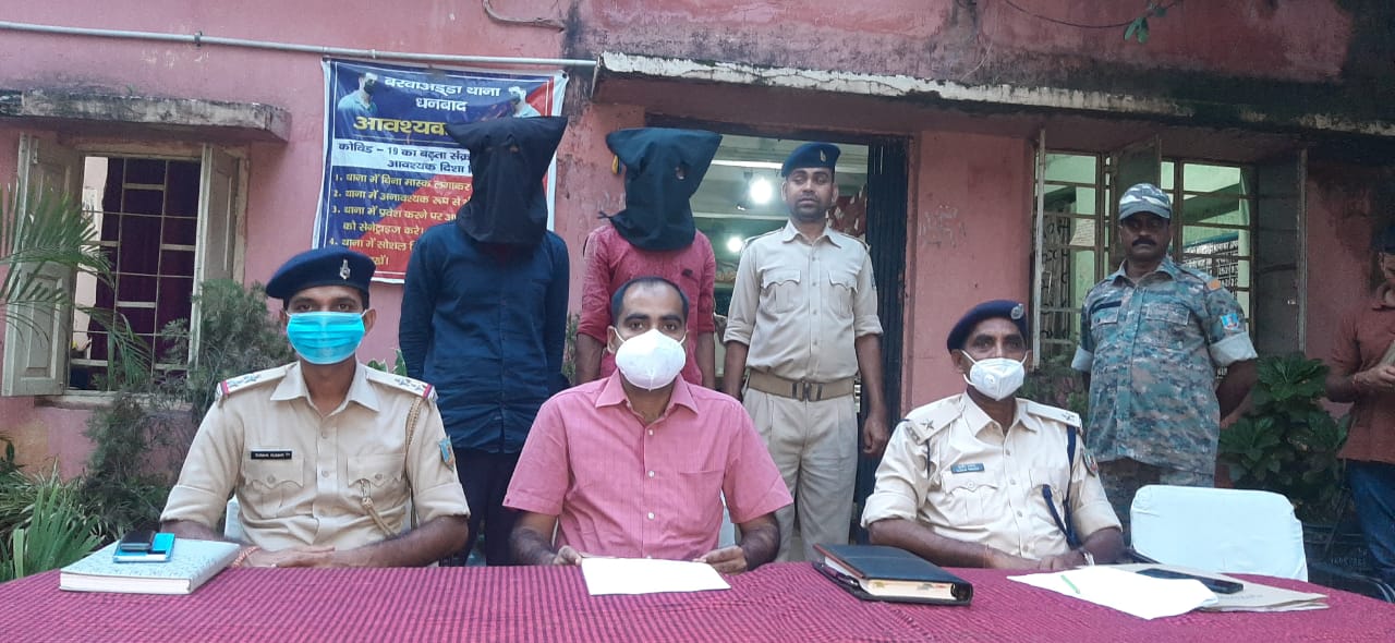 कार से बेगुसराय ले जा रहे थे नकली शराब, बरवाअड्डा में पुलिस ने किया जब्त, दो गिरफ्तार,