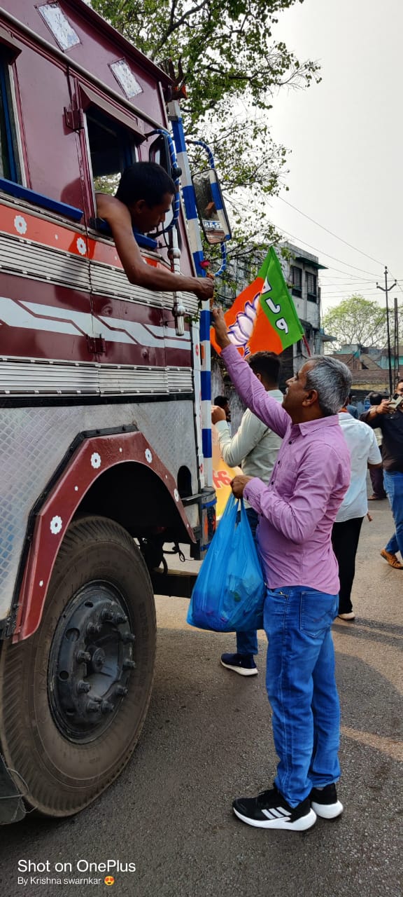 भाजयुमो की गांधीगिरी : हाइवा चालकों को गुलाब फूल देकर की अपील, खुद भी बचिए और राहगीरों की जान भी बचाइए