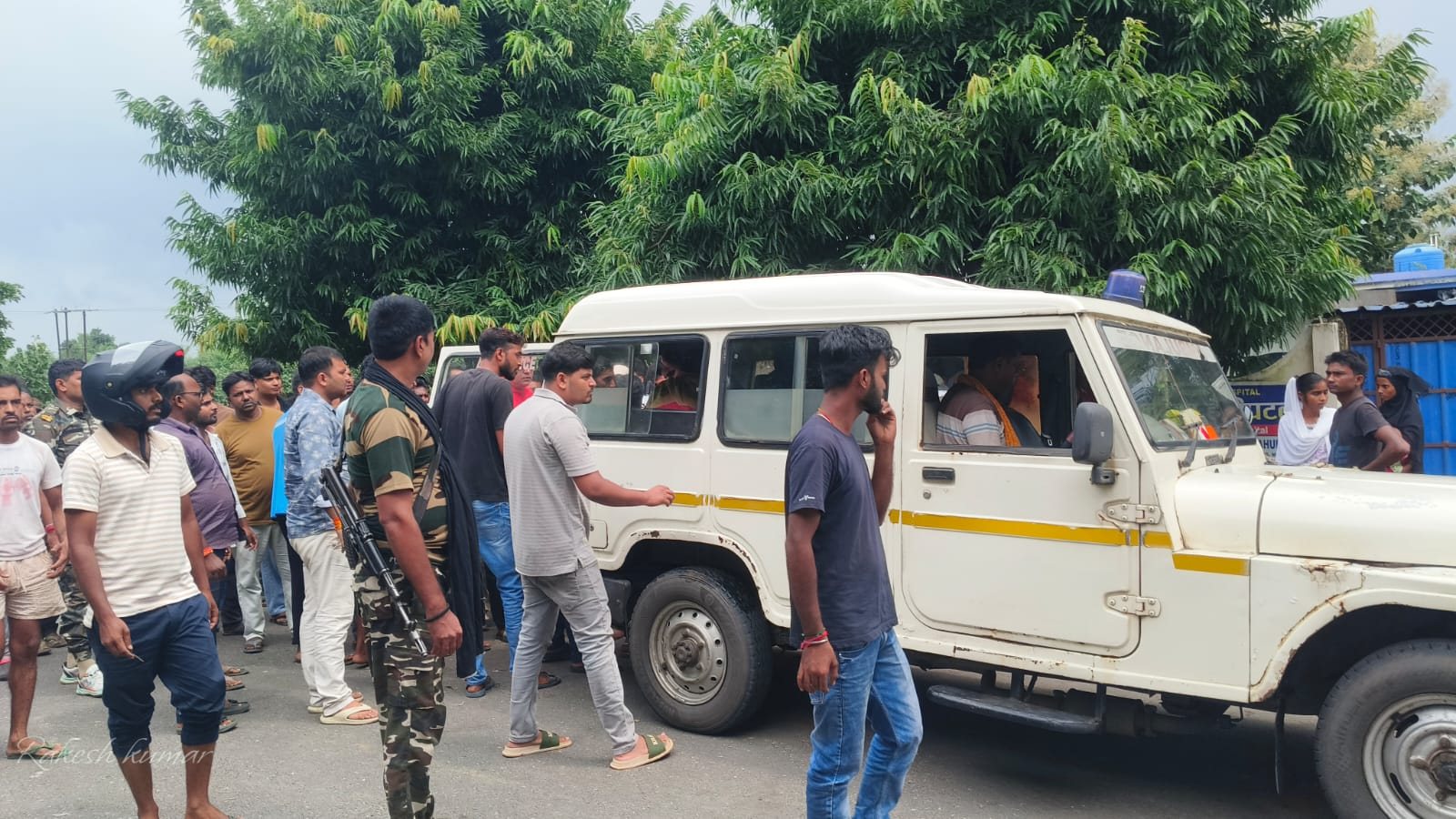देवघर में दर्दनाक सड़क हादसा: स्कूल वैन और पिकअप में जोरदार टक्कर, एक की मौत, दर्जनभर बच्चे घायल