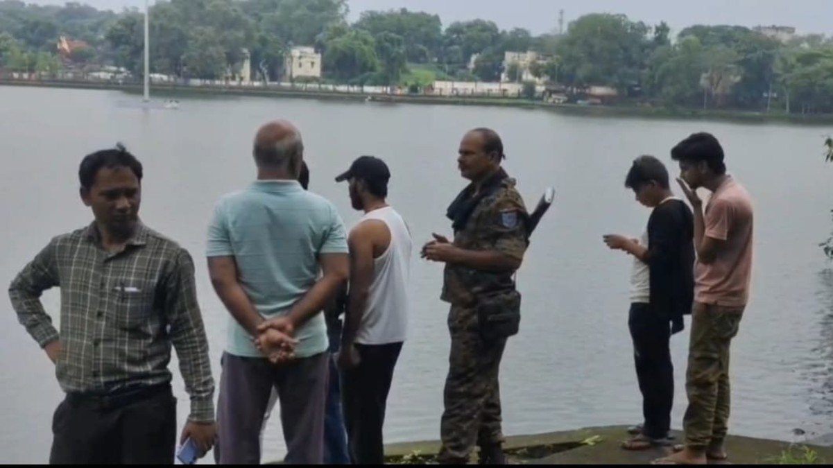 धनबाद शहर में सनसनी : बेकारबांध तालाब में तैरता मिला शव, जांच में जुटी पुलिस