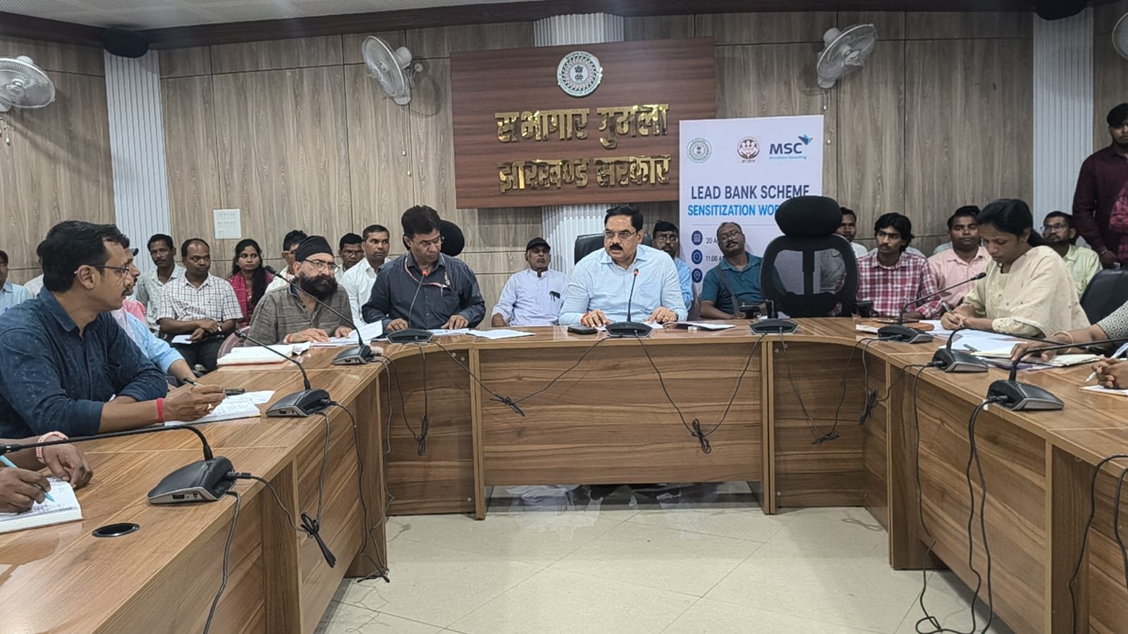 गुमला में निजी स्कूलों की मनमानी पर डीसी सख्त, लापरवाही पर मान्यता रद्द करने की दी चेतावनी