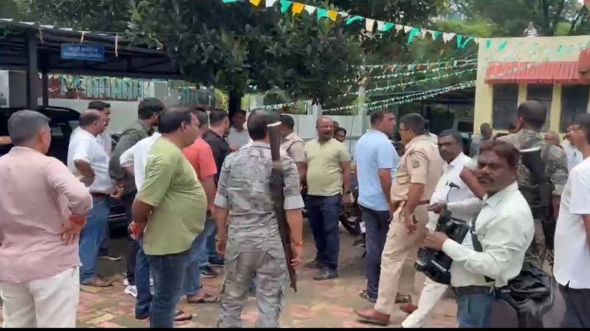 धनबाद में टेंडर को लेकर भिड़े ठेकेदार, स्थानीय-बाहरी विवाद में जमकर हुई मारपीट, 2 हिरासत में