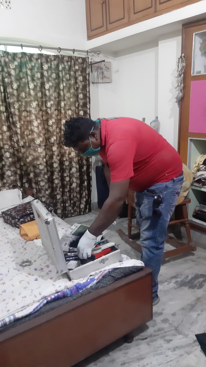 बंदूक की नोंक पर दो फ्लैट में भीषण डकैती , इलाके में दहशत