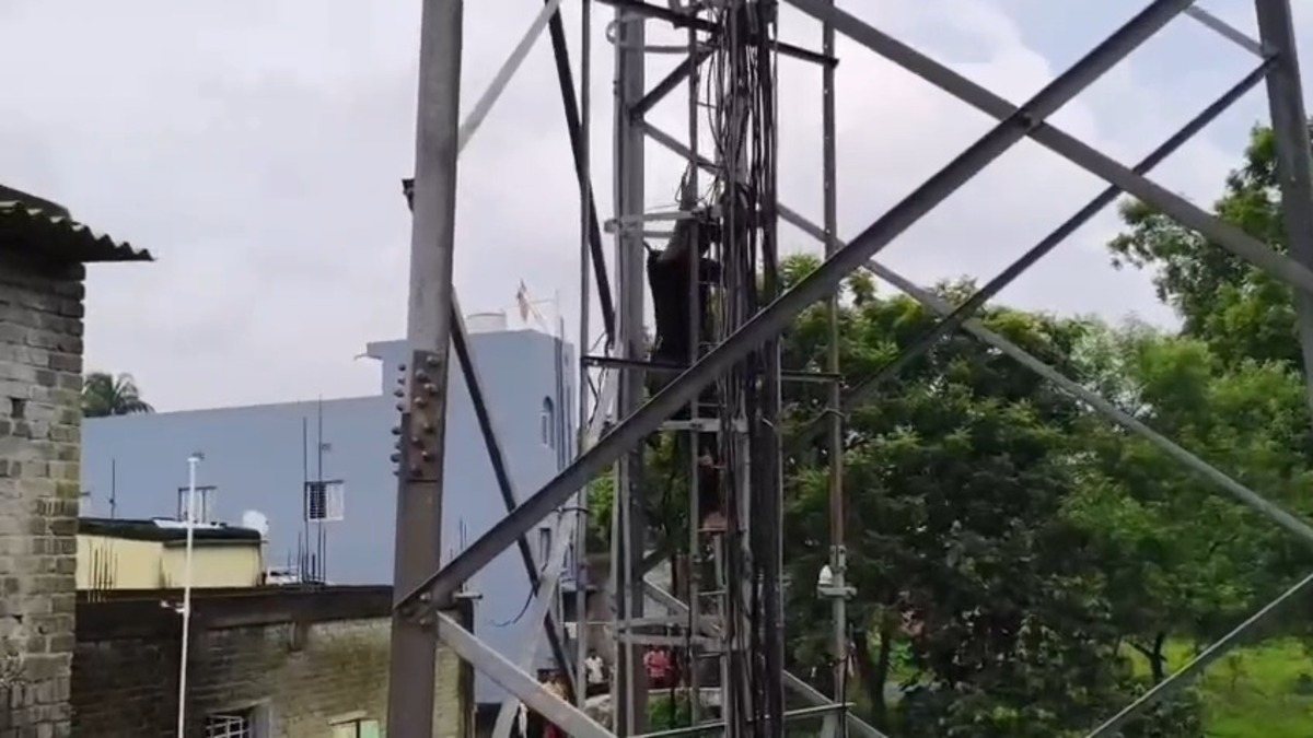 धनबाद में मोबाइल टावर पर चढ़ा युवक, विधायक जयराम महतो से बात की जिद पर घंटों हाईवोल्टेज ड्रामा