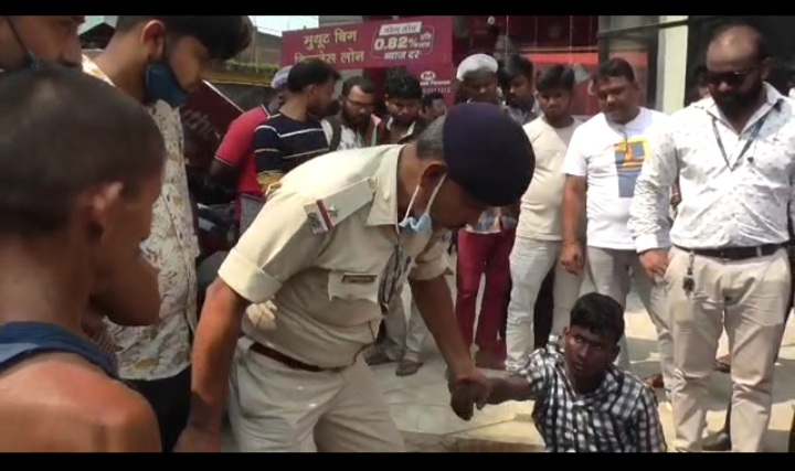 कार का शीशा तोड लैपटॉप चोरी कर रहे रंगेहाथ धराया चोर,  जम कर हुई धुनाई