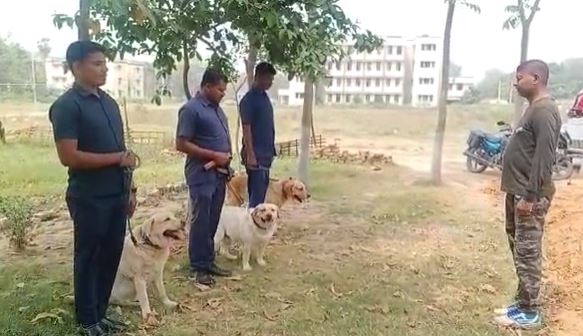 शराब माफियाओं के गुप्त अड्डे  से भी अवैध शराब खोज निकालता है मेडी और बॉबी, कौन हैं ये दोनों, जानिए इस खबर में