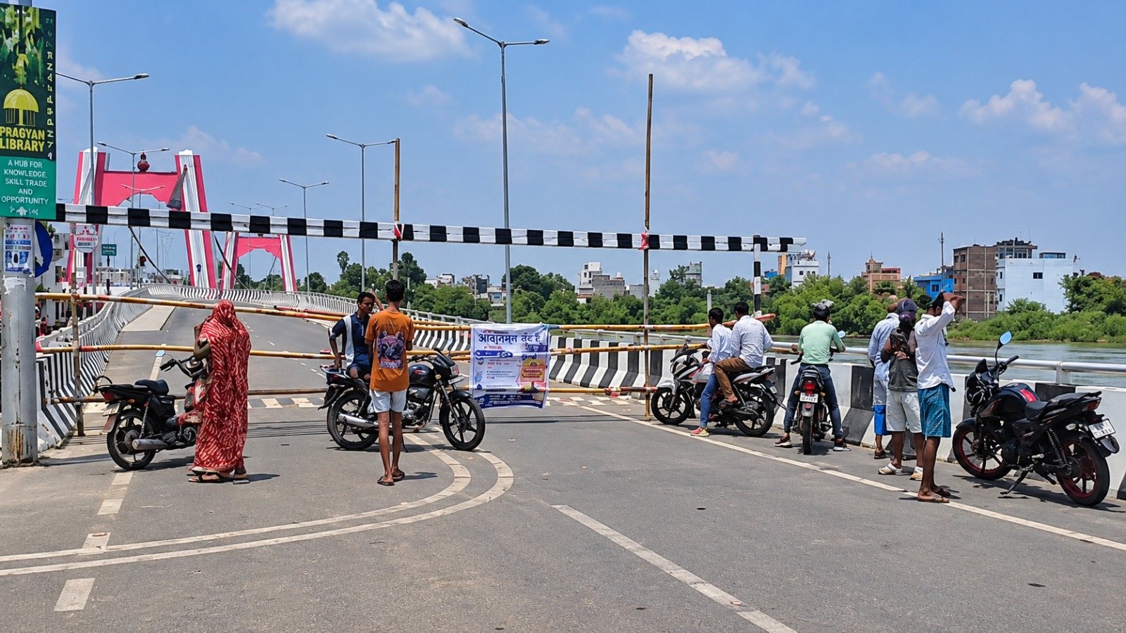 पटना: पुनपुन नदी का बढ़ा जलस्तर, रेलवे ट्रैक तक पहुंचा पानी, लक्ष्मण झूला पर आवाजाही बंद