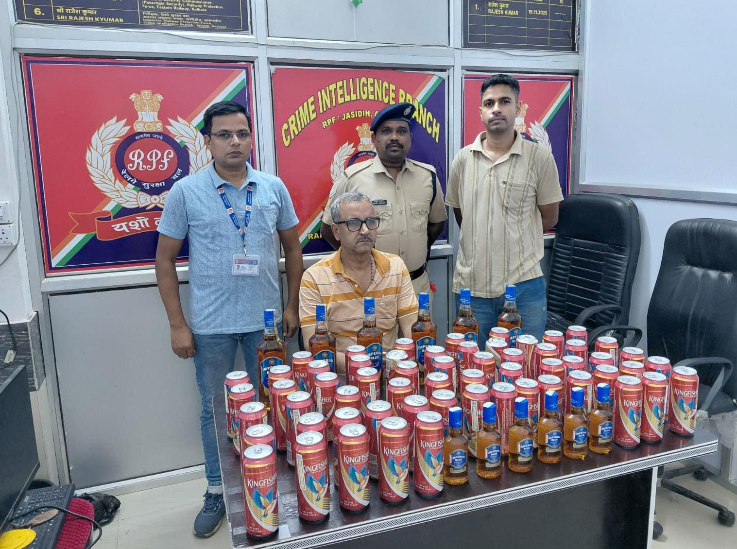 देवघर: गंगासागर एक्सप्रेस में मिला शराब से भरा लावारिस बैग, 60 बीयर केन समेत 35 लीटर शराब जब्त