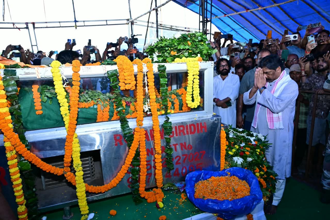मंत्री सुदिव्य सोनू के पार्थिव शरीर को देख भावुक हुए हेमंत-कल्पना, नम आंखों से दी भावभीनी श्रद्धांजलि