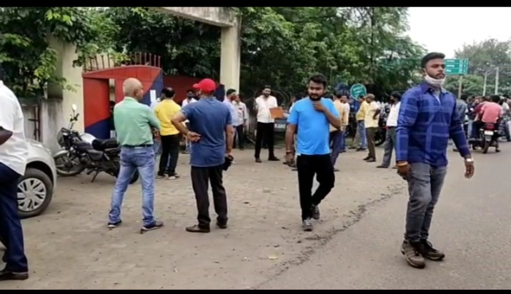 टेंडर को लेकर दो गुटों  में मार-पीट, दोनों  गुट पहुंचा थाना