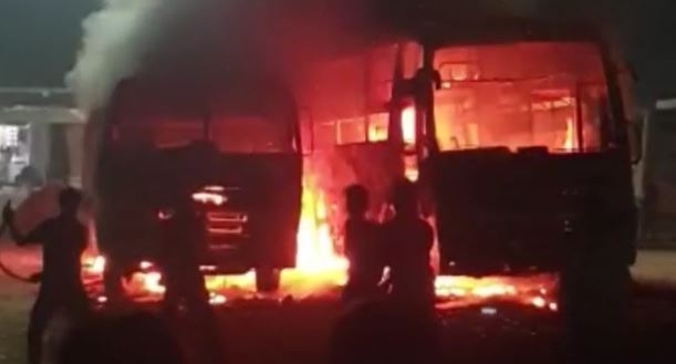 बस स्टैंड में खड़ी दो यात्री बसों में लगी आग, कड़ी मशक्कत के बाद बुझी आग