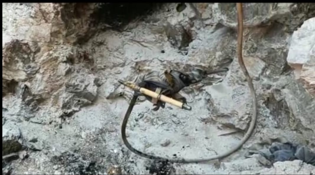 अवैध माइका खदान धंसा, दो मजदूर के दबने की खबर, पुलिस जांच में जुटी