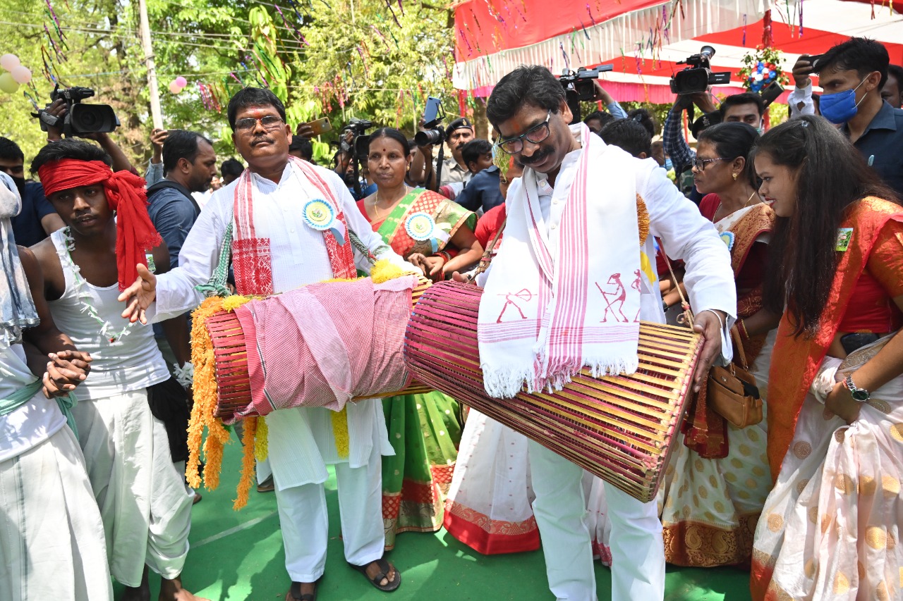 आदिवासी छात्रावास में आयोजित सरहुल पर्व में शामिल हुए सीएम, बोले - द्वेष और घृणा से कोसों दूर है आदिवासी
