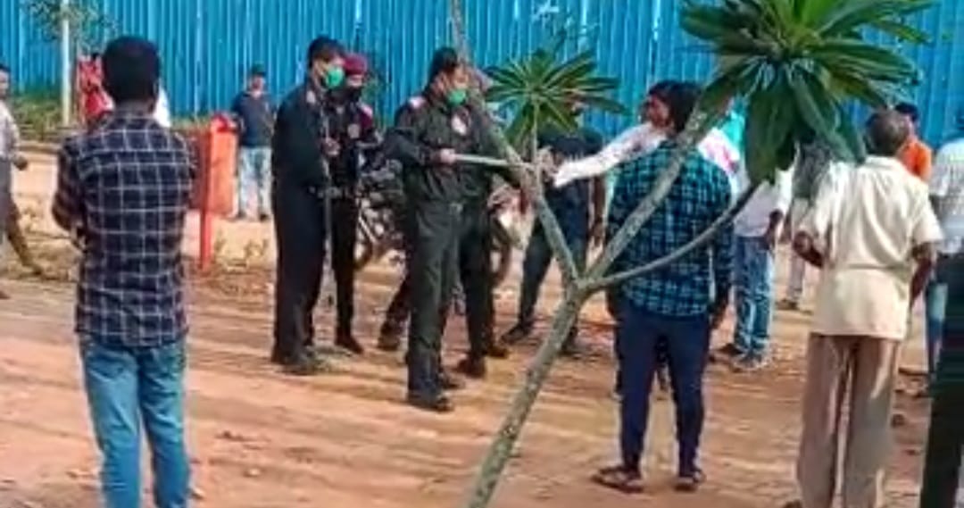 देवघर एम्स :  चहेते मरीजों को डॉक्टर से दिखाने का मामला, आपस में ही भिड़ गए  सुरक्षा गार्ड